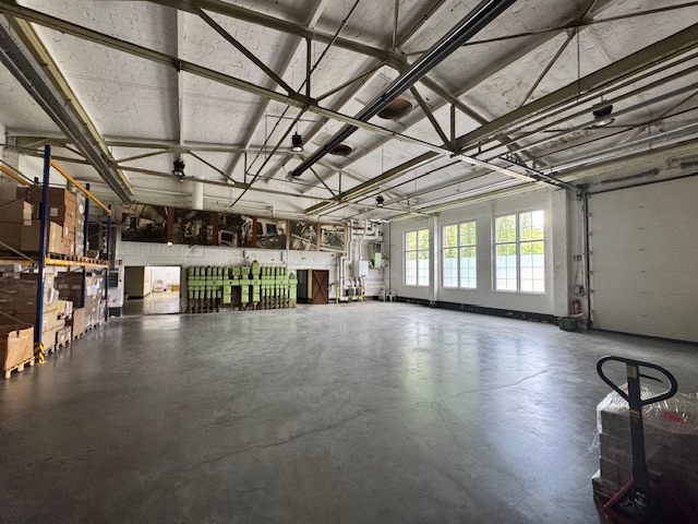 TOP Befahrbare Lagerhalle ca. 325 m² mit Büro 30m² im Gewerbepark modern und historisch