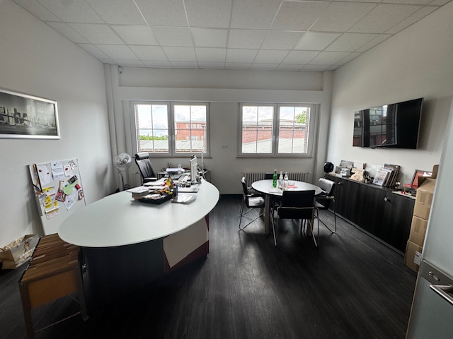TOP Befahrbare Lagerhalle ca. 325 m² mit Büro 30m² im Gewerbepark modern und historisch – Vorschau 2
